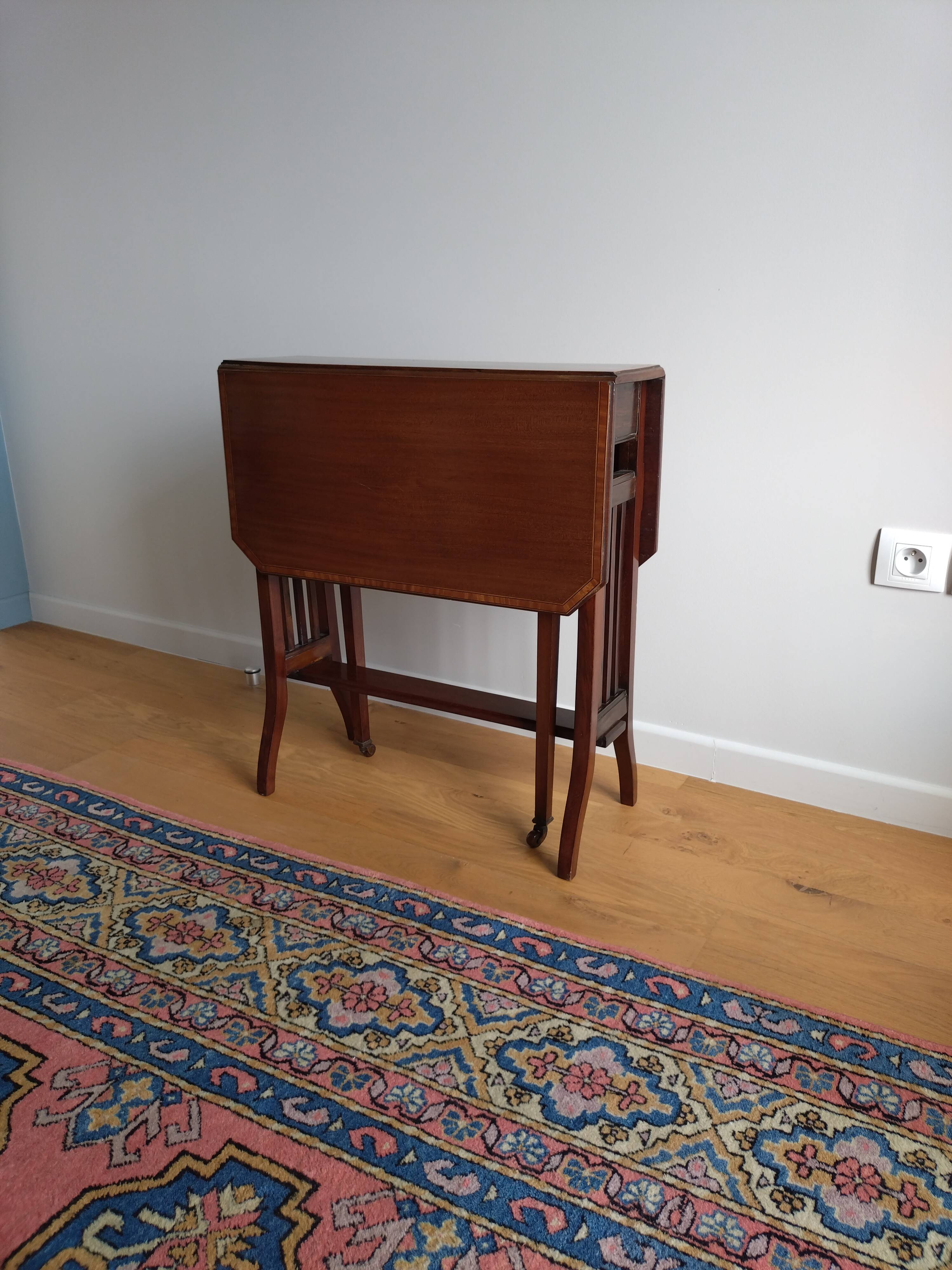 Folding side table in cherry wood