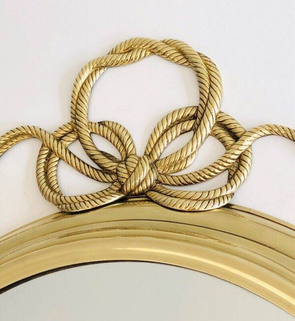 Grand miroir décoratif ovale en laiton orné d'un important nœud torsadé