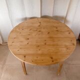 Round table foot spindles