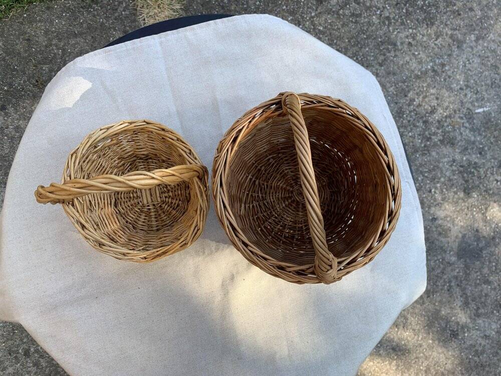 Set of 2 brown wicker baskets from the 1960s — two sizes, rustic vintage style.