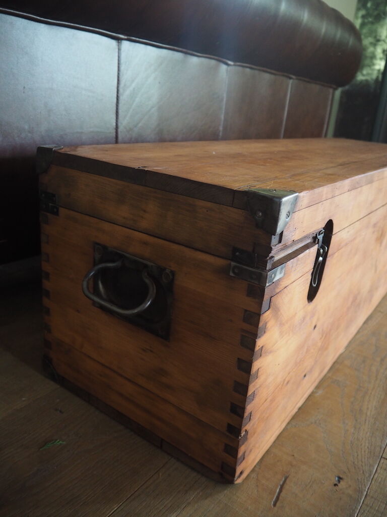 Former long chest with bracket