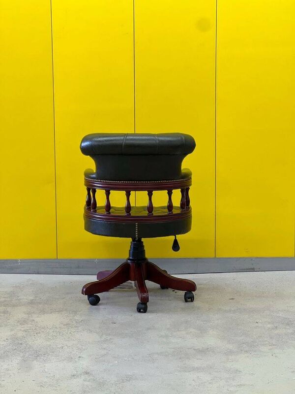 Fauteuil capitaine tournant Chesterfield avec revêtement en cuir vert