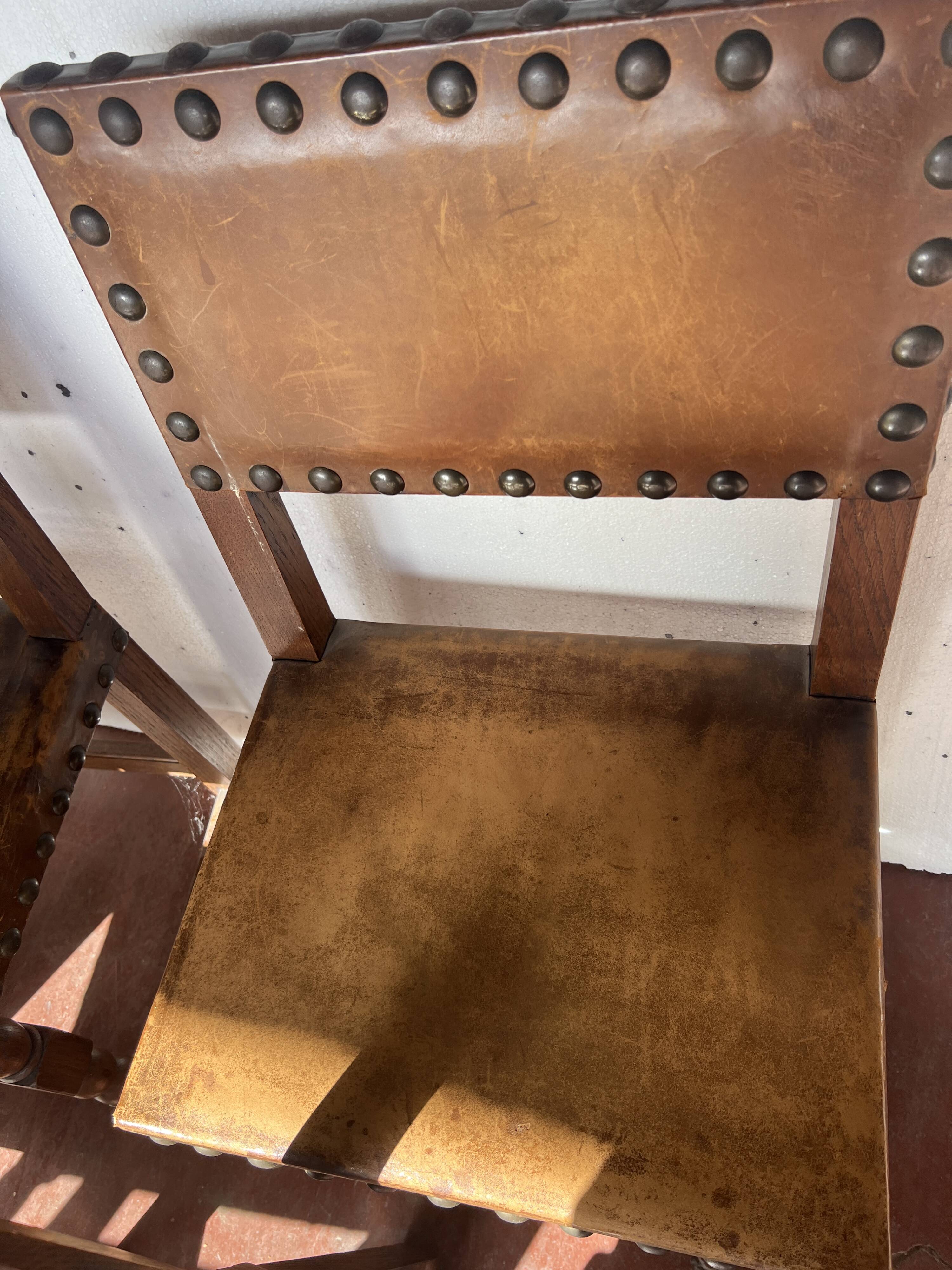 Suite de six chaises de style Renaissance en chene XX siècle