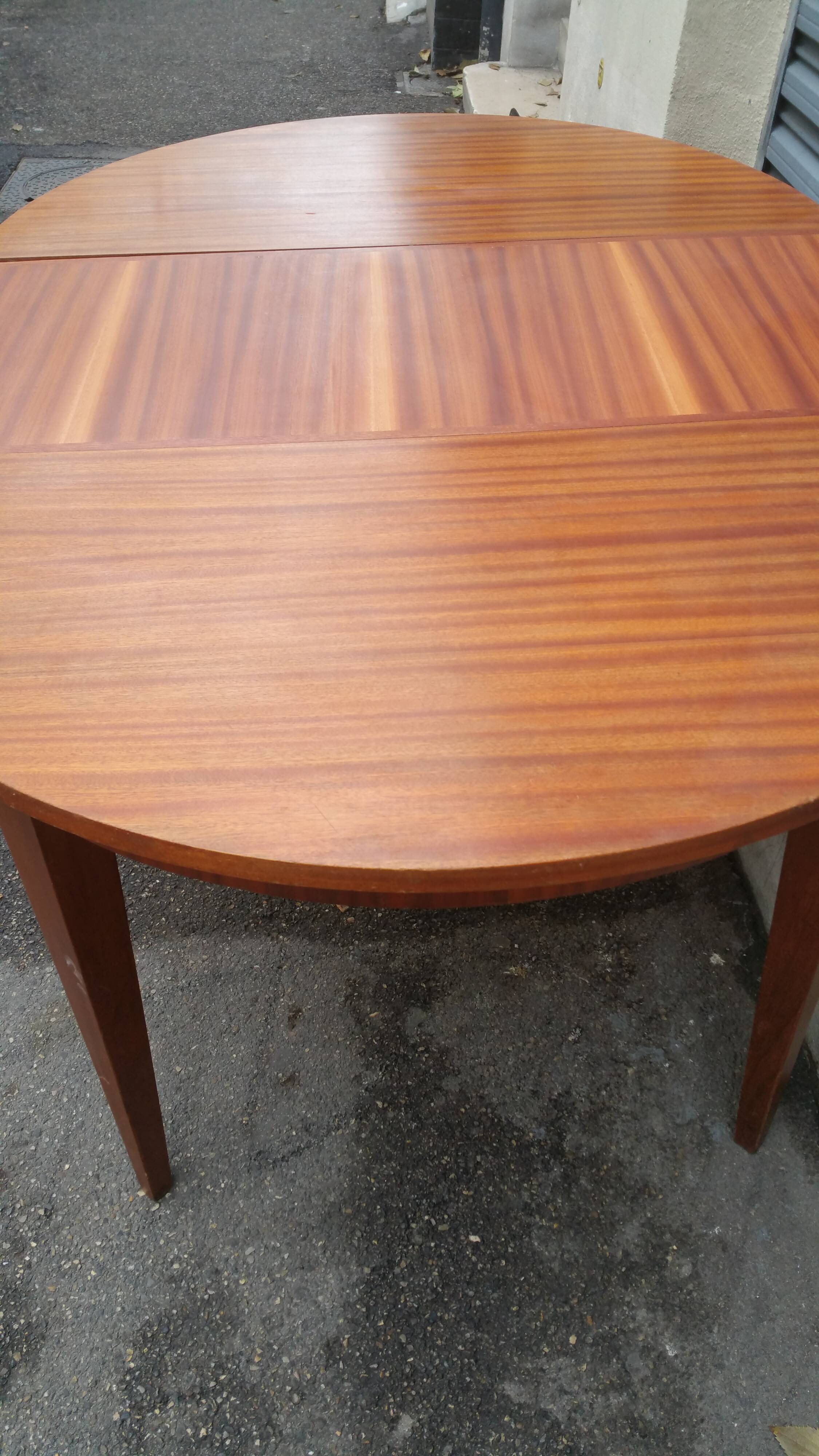 Table scandinave