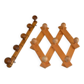 2 anciens portemanteaux muraux en pin