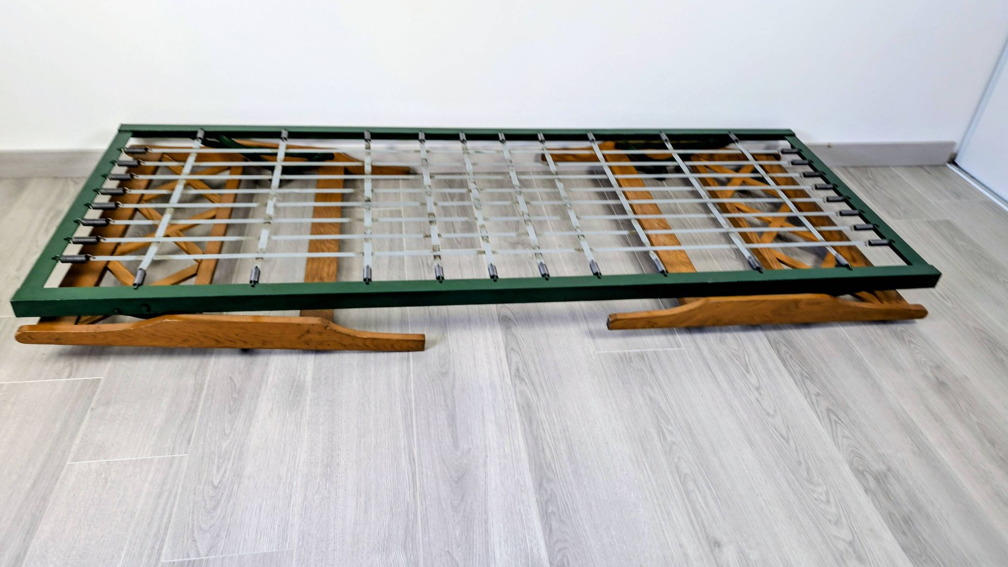 Vintage folding bed – wood and metal – 206 cm – rustic charm and practicality