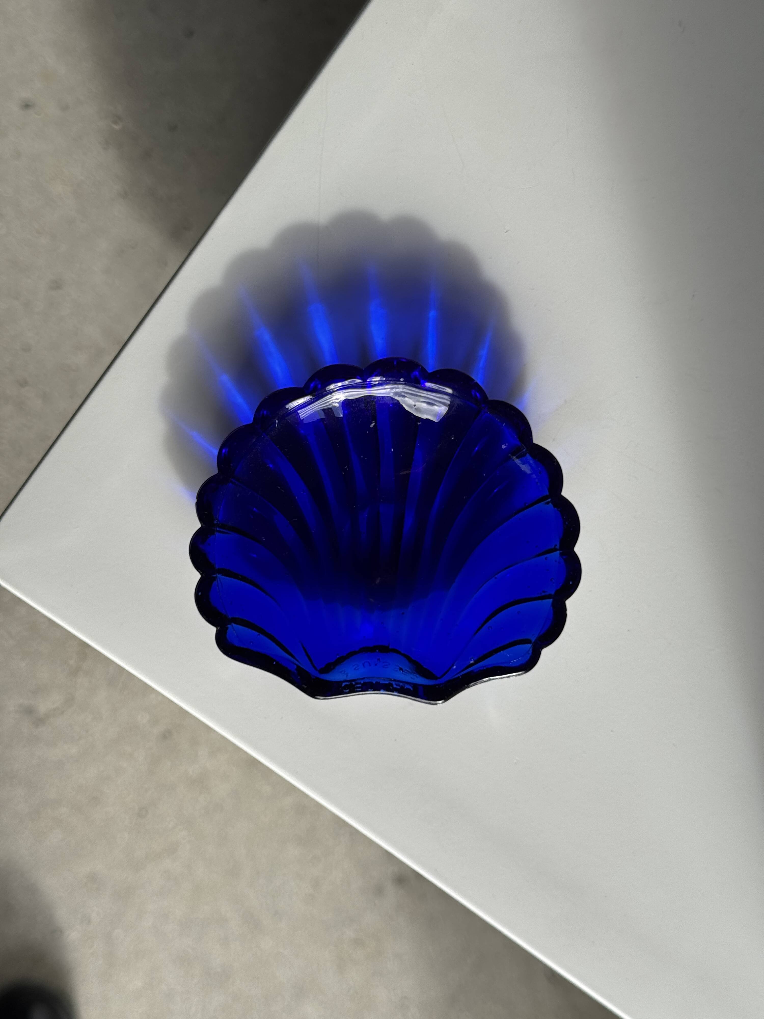 Coupelle coquille en verre bleu D10