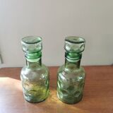 Paire de carafes en verre vert, années 70
