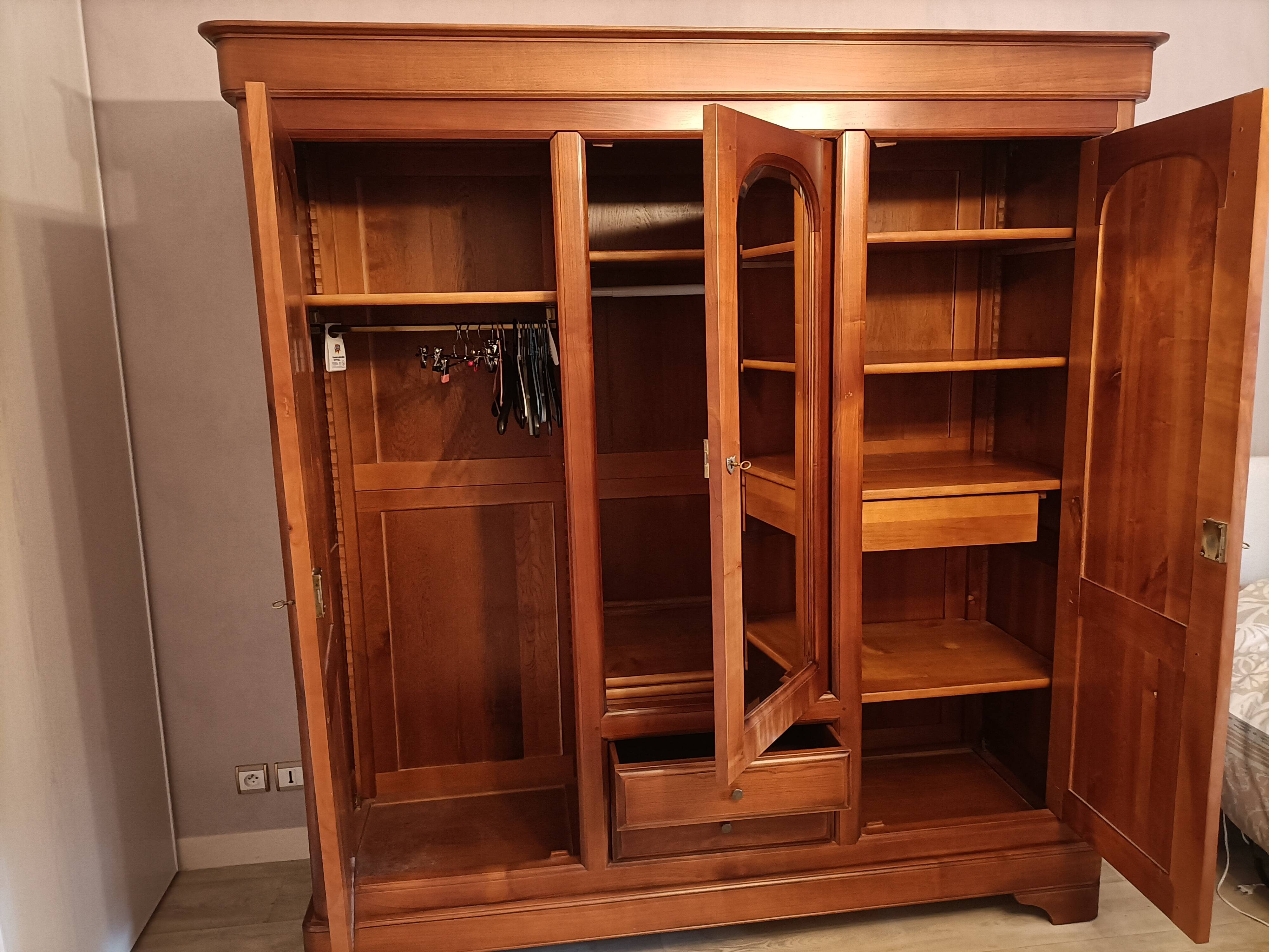 Magnificent wardrobe in solid cherry and oak with 3 doors, beveled glass, two visible drawers