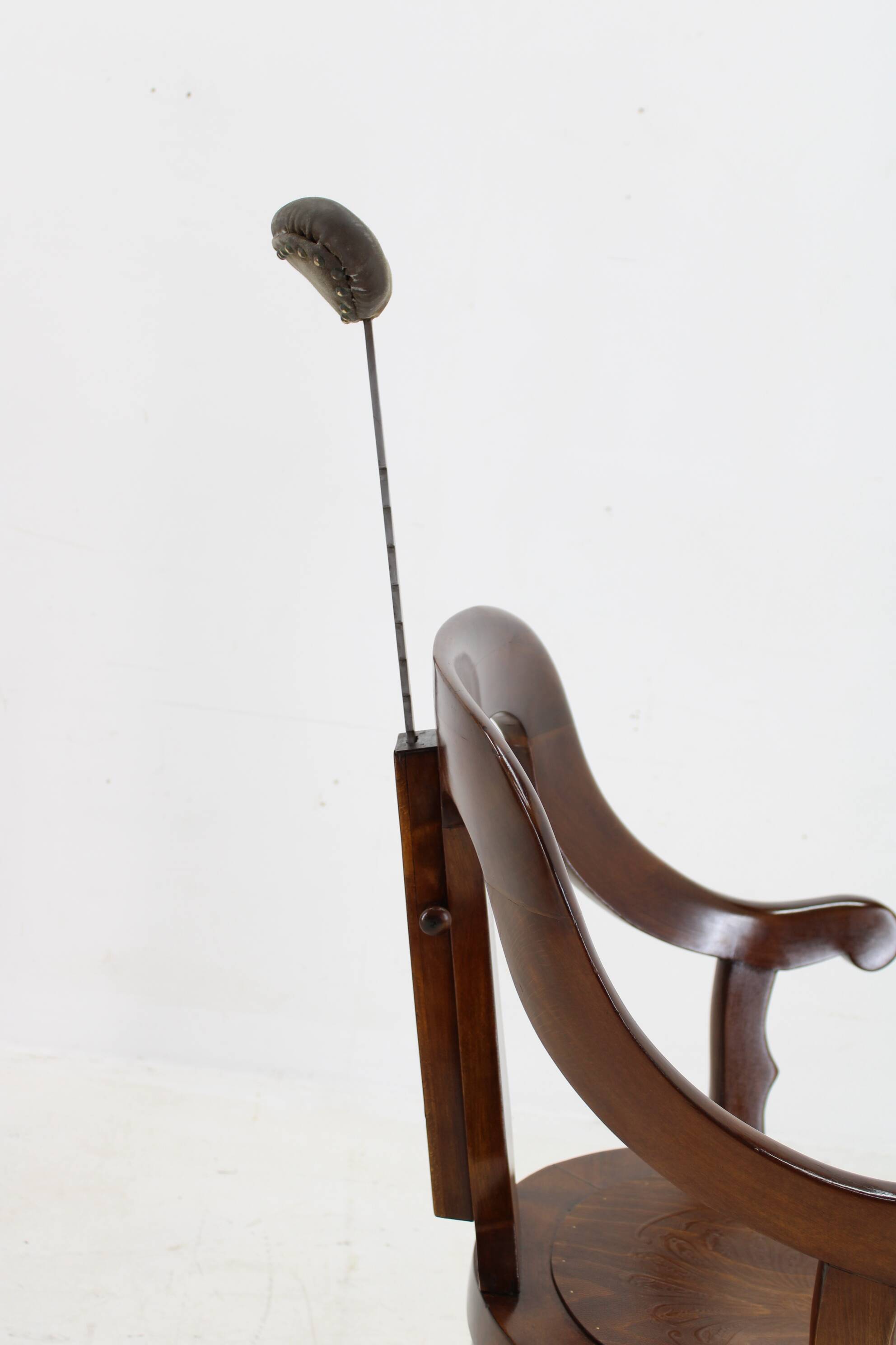 Chaise de barbier pivotante en hêtre restaurée des années 1920, Tchécoslovaquie
