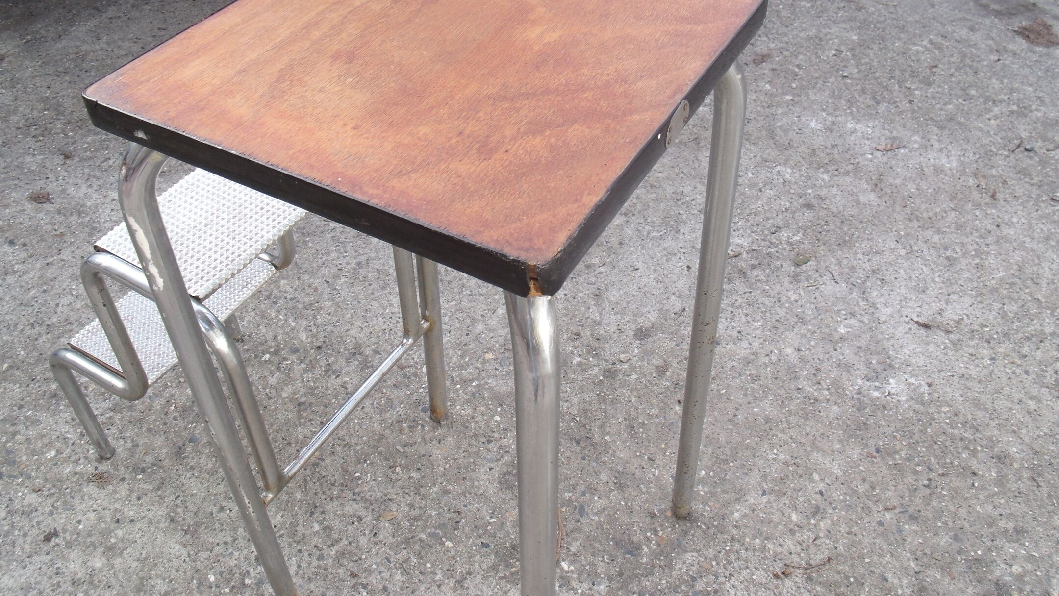 Market the 50-foot stepladder