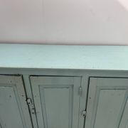 Buffet parisien de cuisine a trois portes en hêtre patiné XX siècle