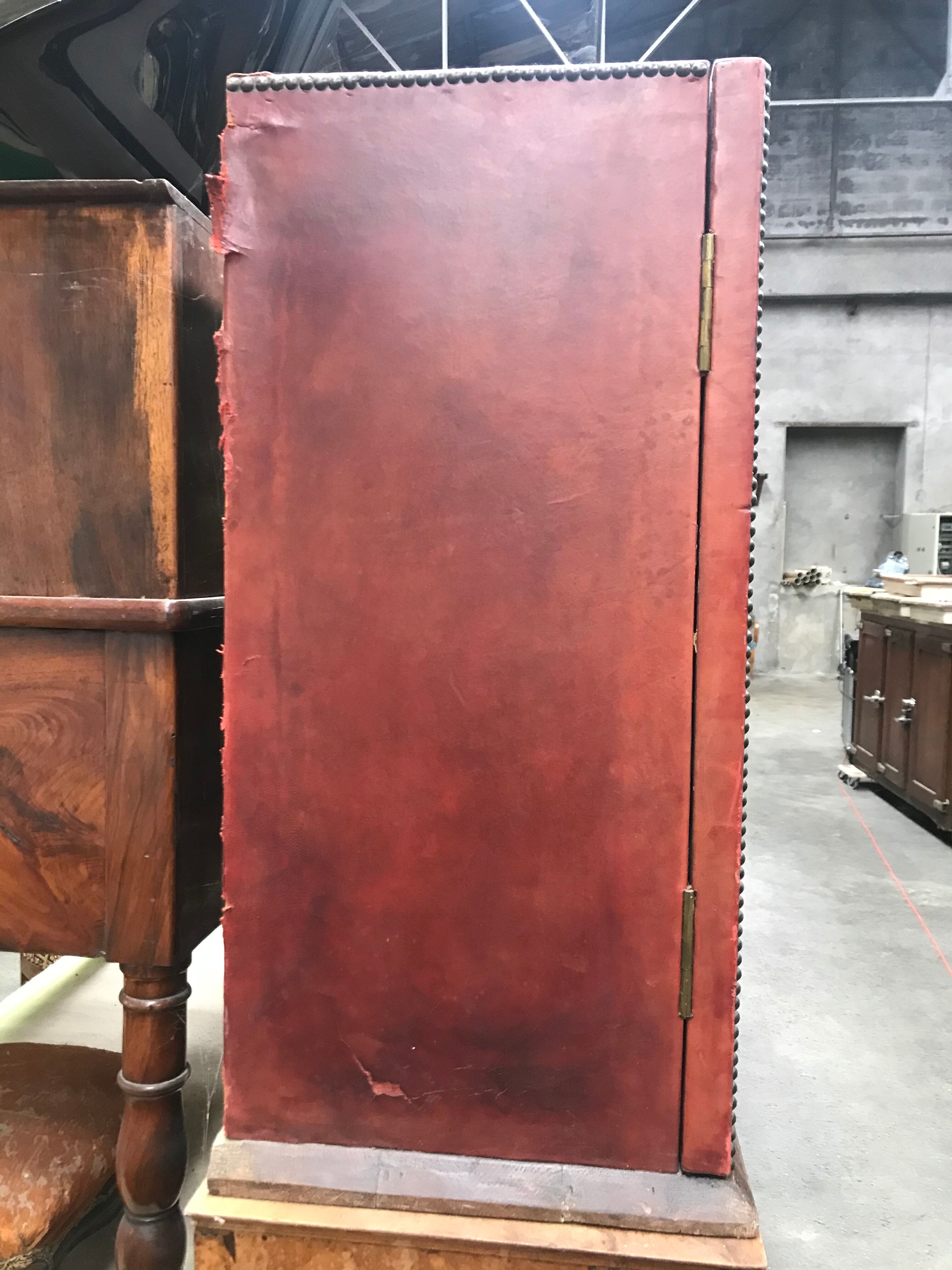 Coffre cloutés en cuir