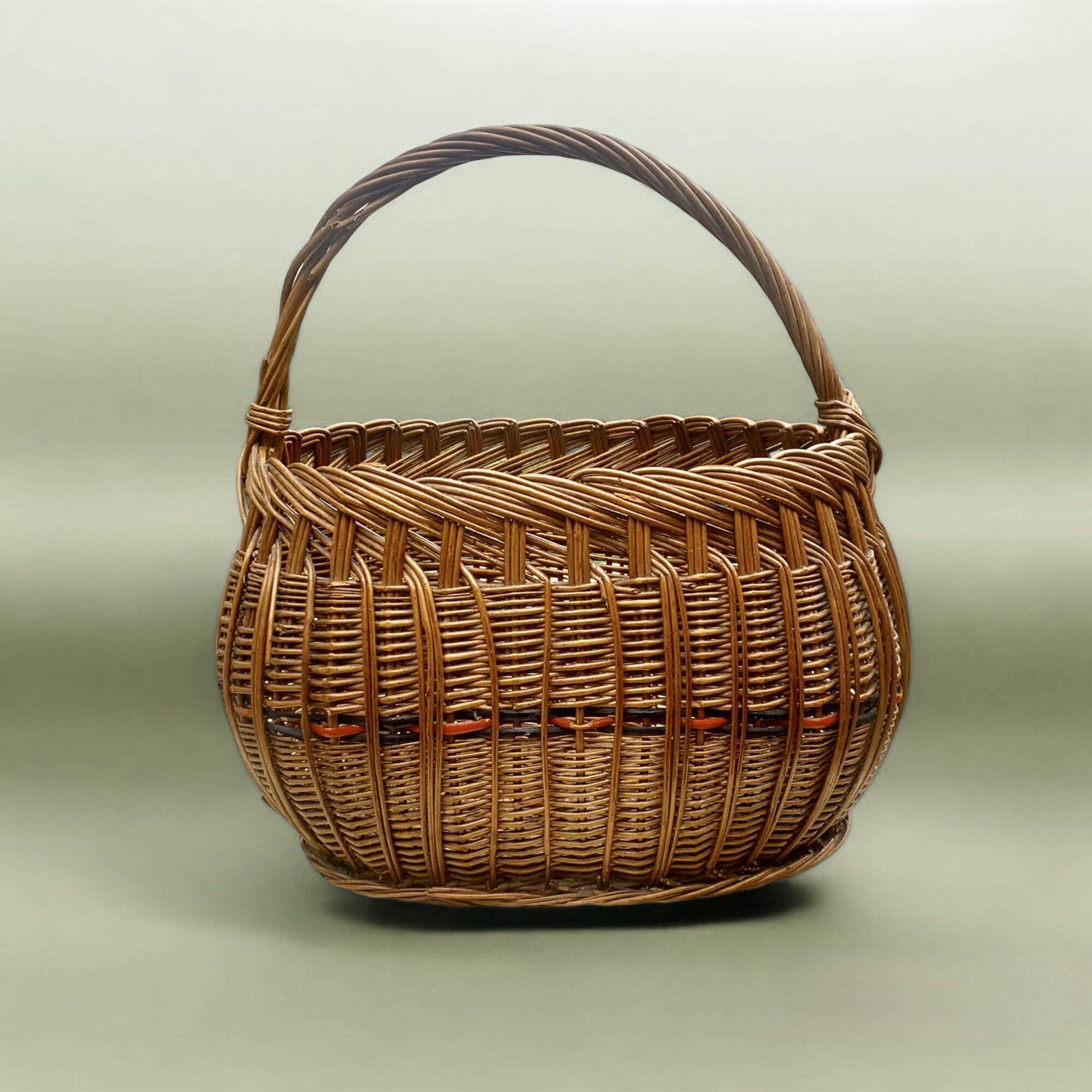 Ancien panier en osier tressé et scoubidou