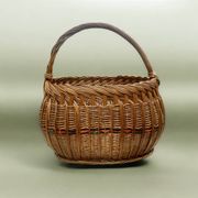 Ancien panier en osier tressé et scoubidou