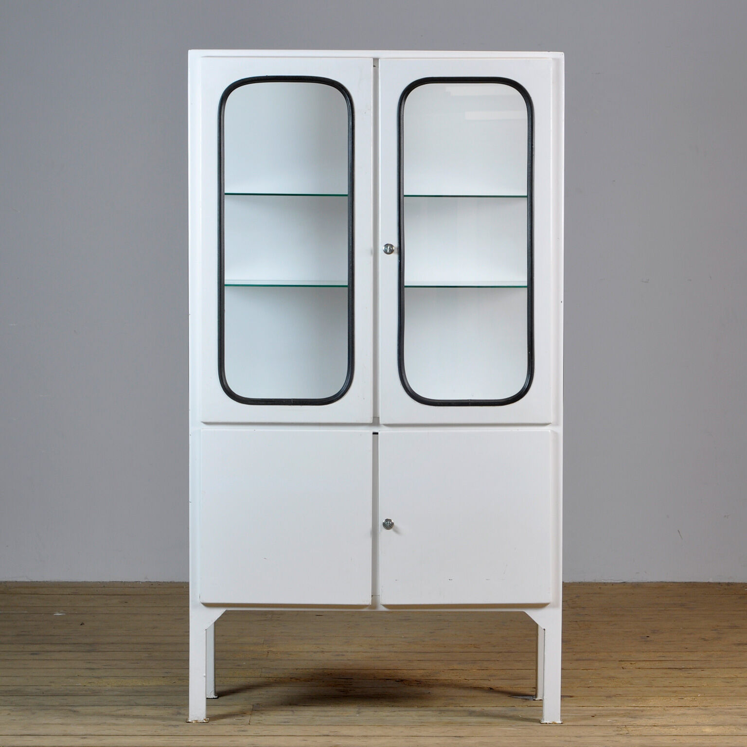 Armoire médicale en verre et fer, années 1970
