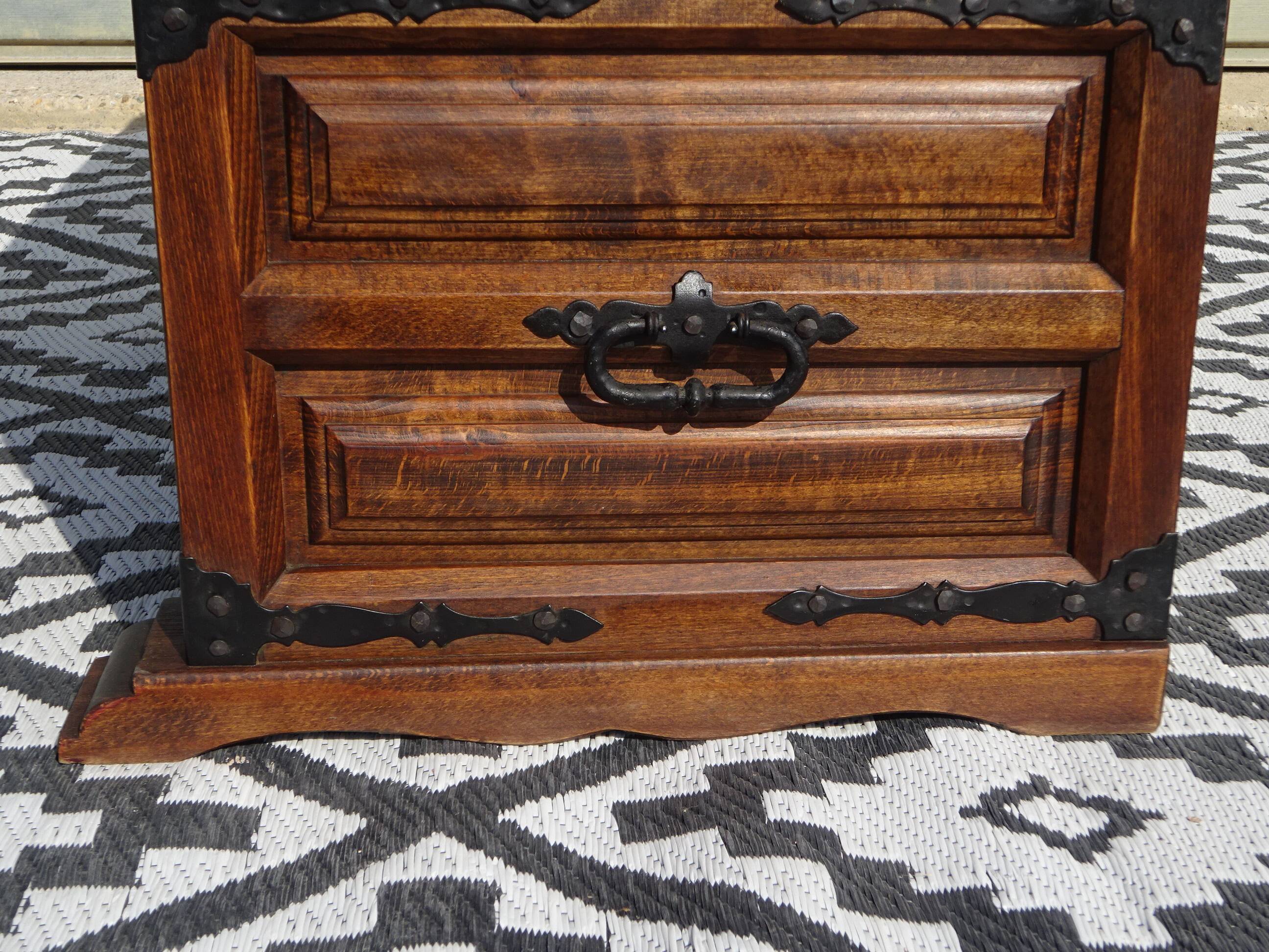 Tuscan chest in solid wood, Argudo Navarro, Spain