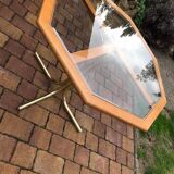Octagonal table in brass and glass, brown and straw yellow — Hollywood Regency style.