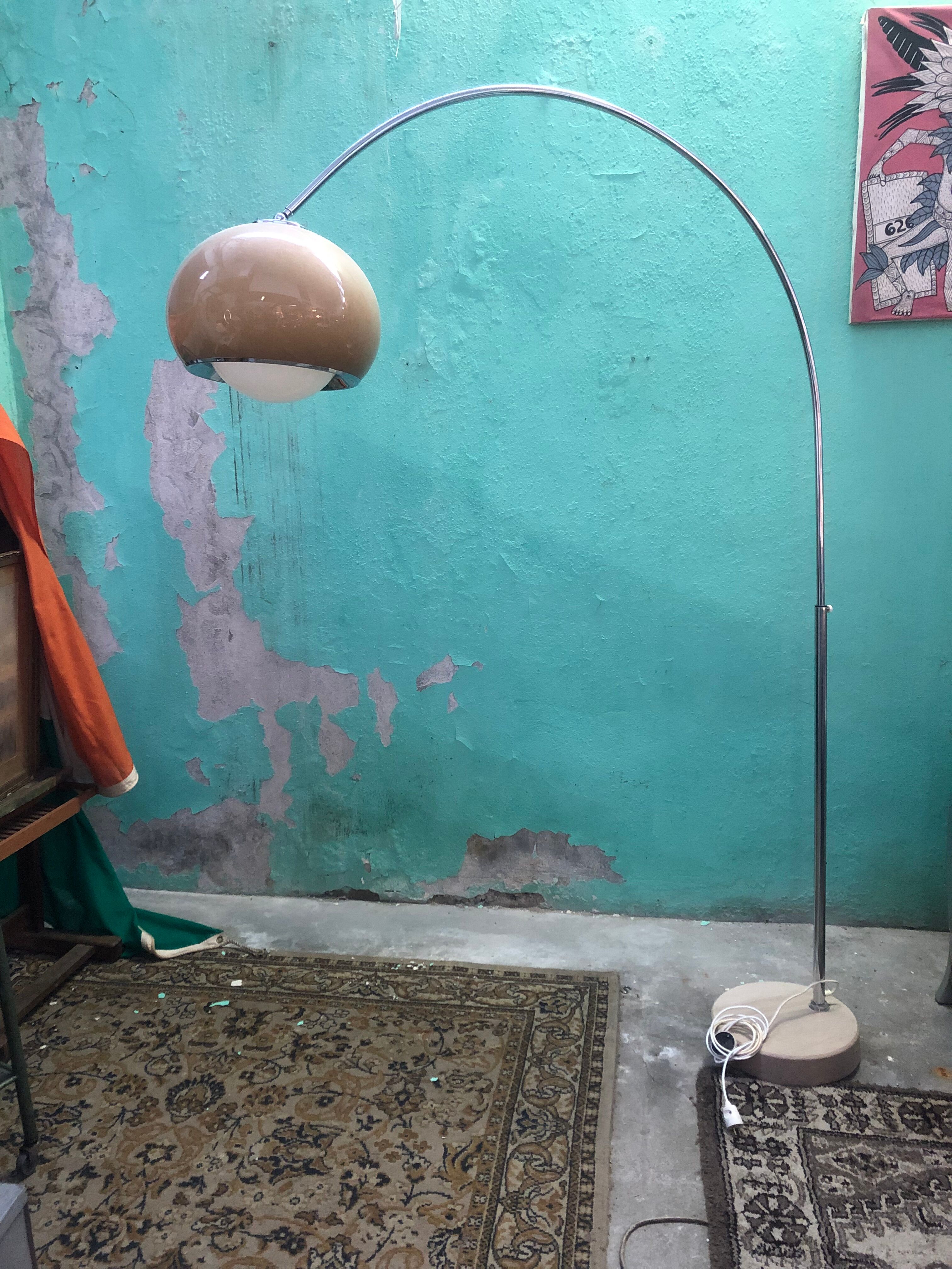 Lampadaire arc 1970 design Guzzini