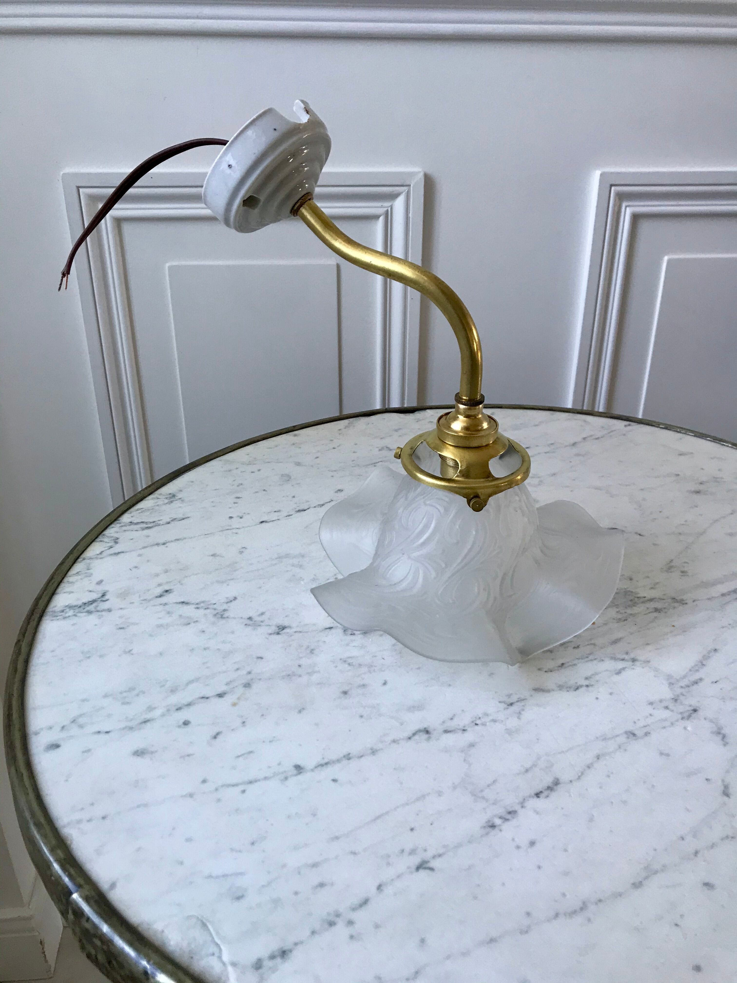 Applique tulipe en verre moulé col de cygne années 30