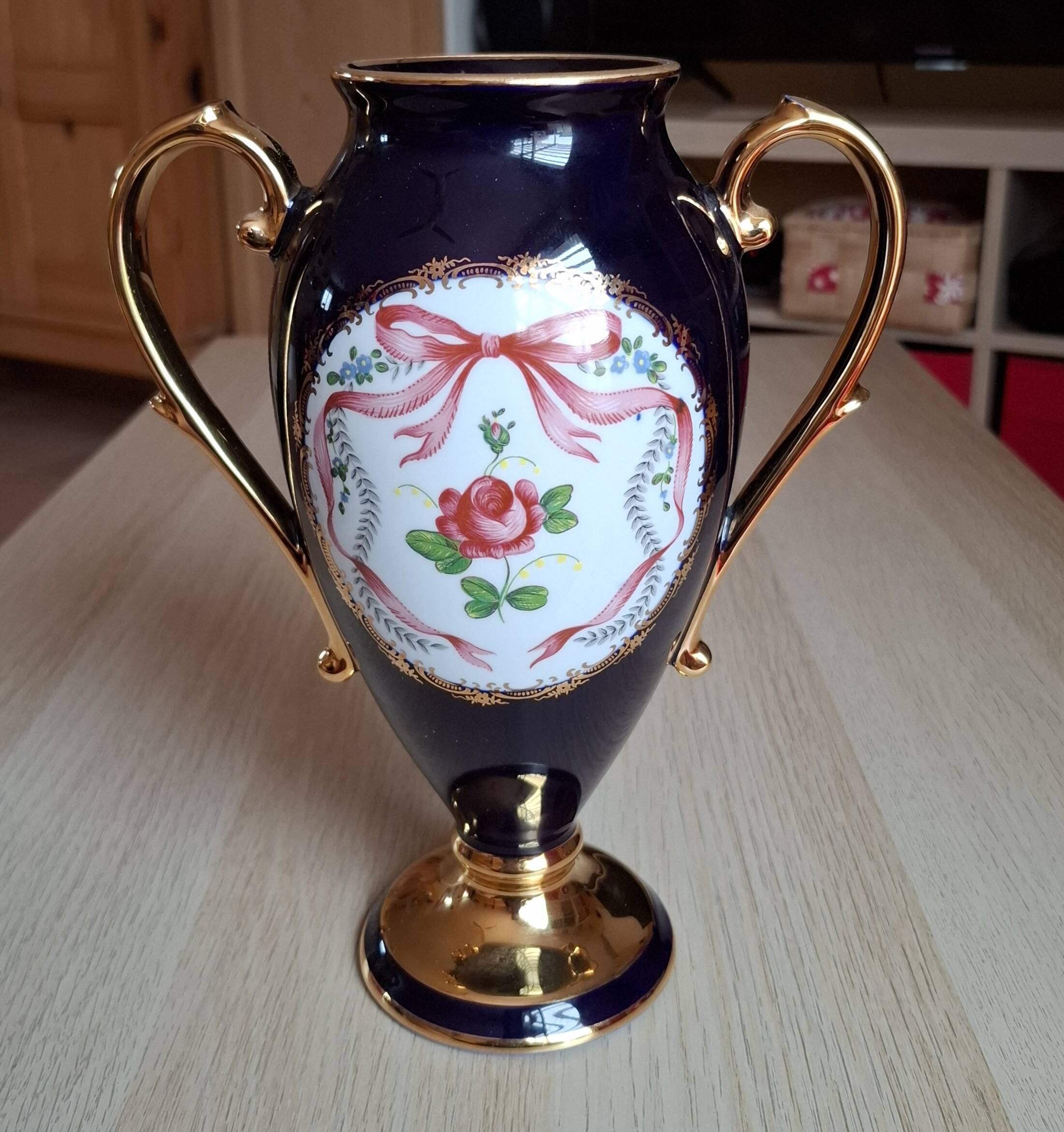 Vase en porcelaine de Limoges bleu de four et dorure 22K