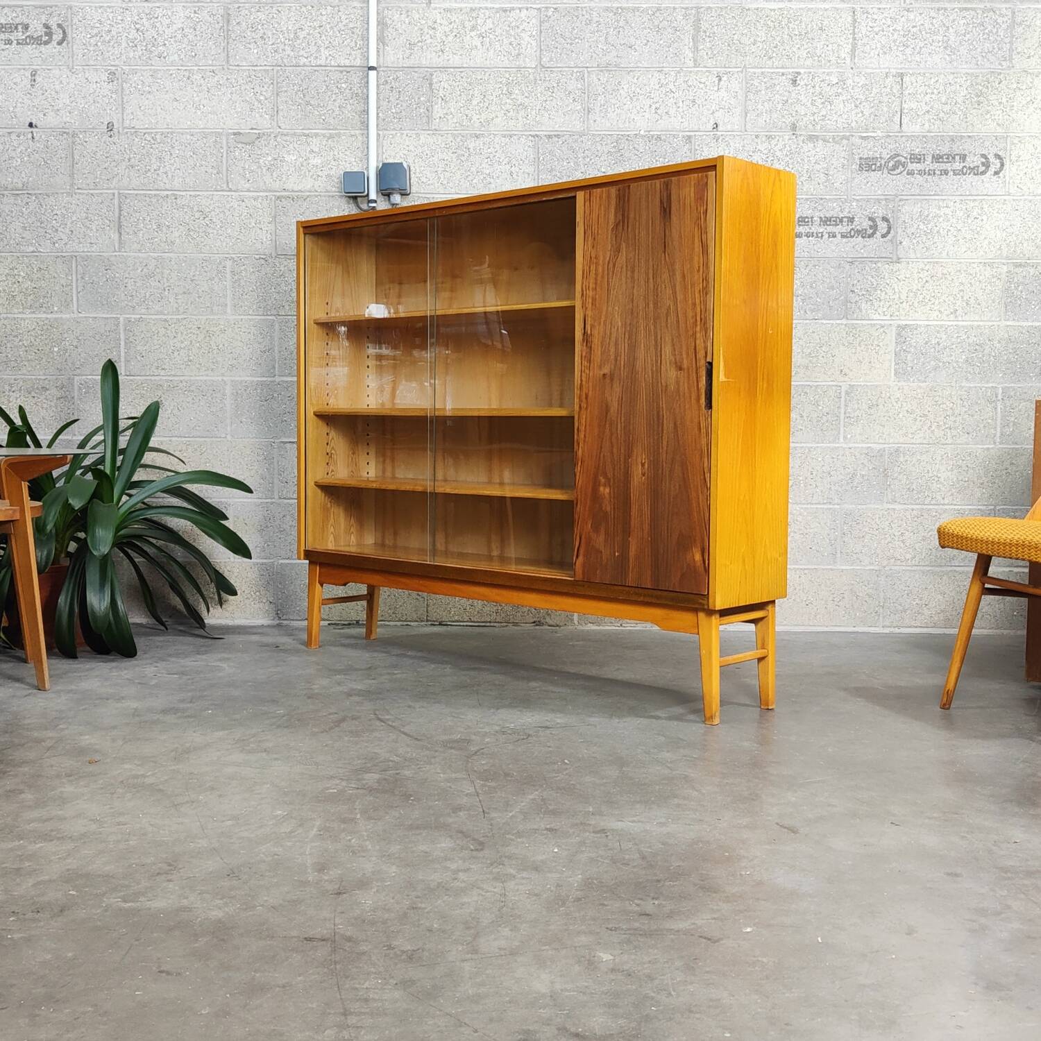 Bibliothèque vitrée Interier Praha Jiri Jiroutek 1960