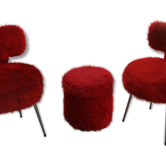 Lot 2 chaises et un pouf coffre moumoute rouge