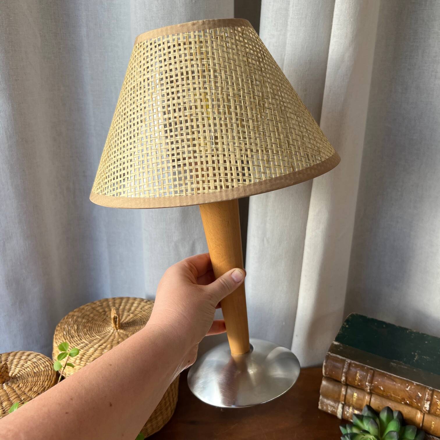 Lampe chrome & bois, abat-jour esprit osier