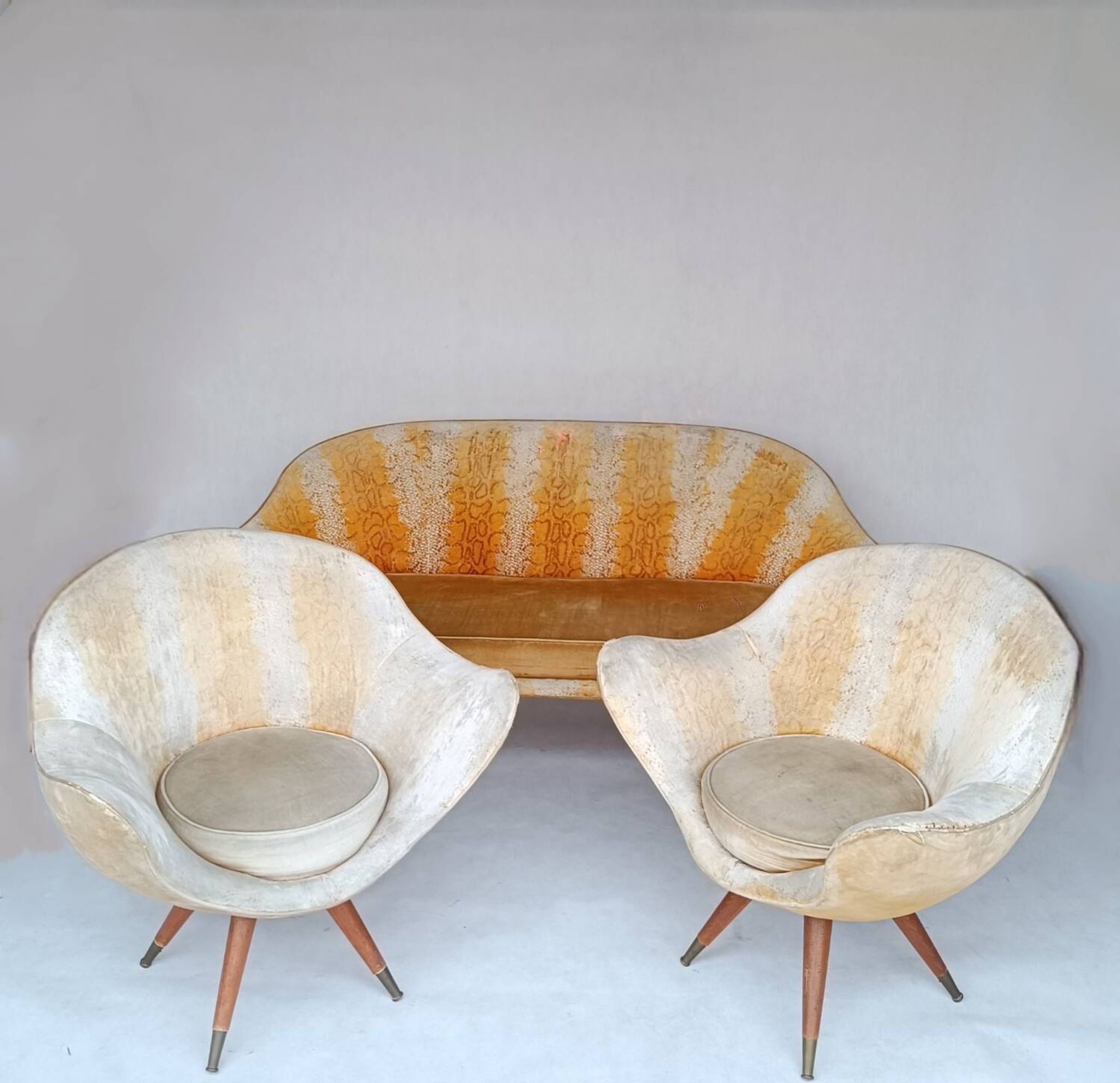 2 fauteuils œuf et canapé par Paged des années 50