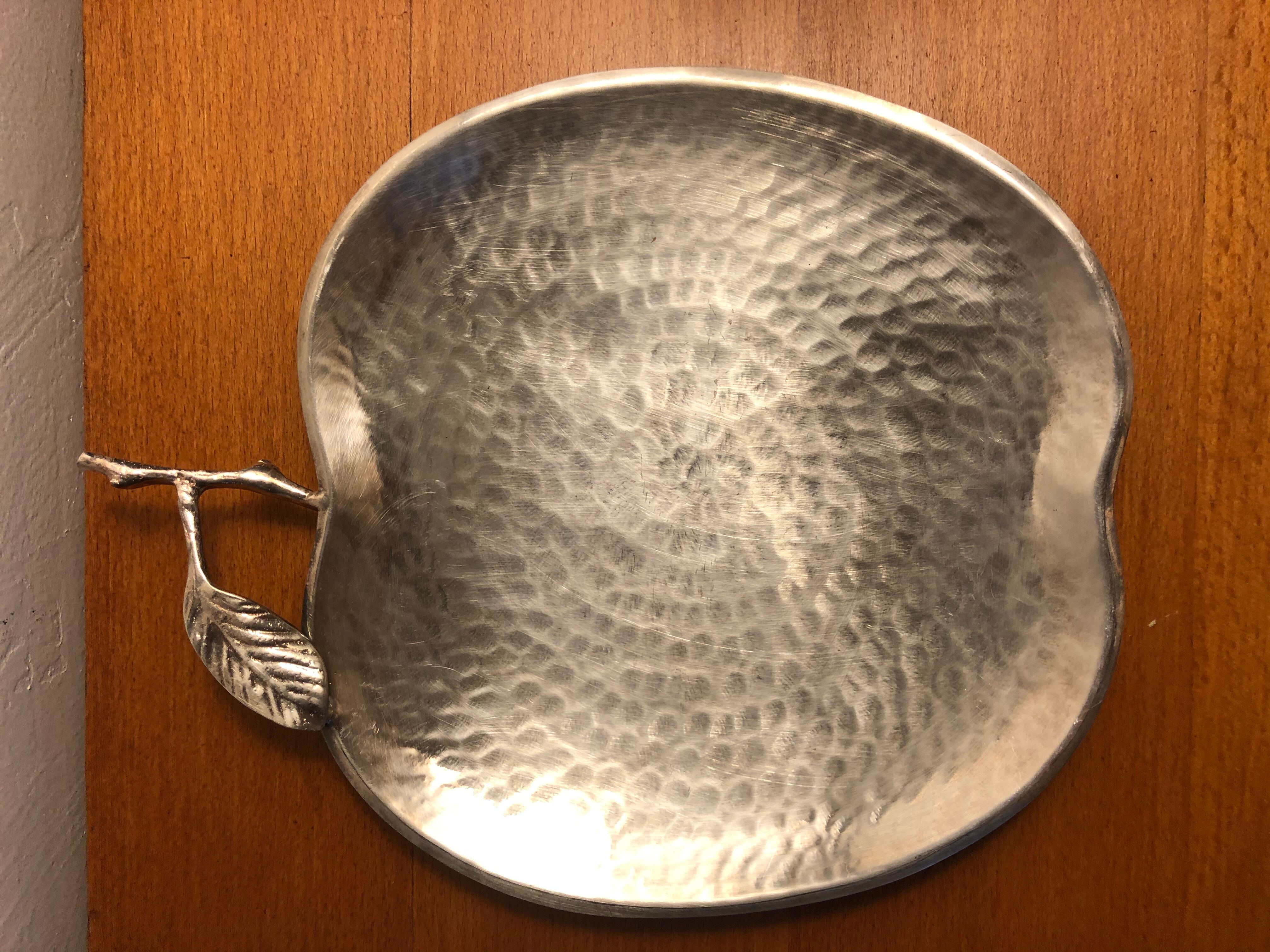 Empty pocket, apple-shaped cut