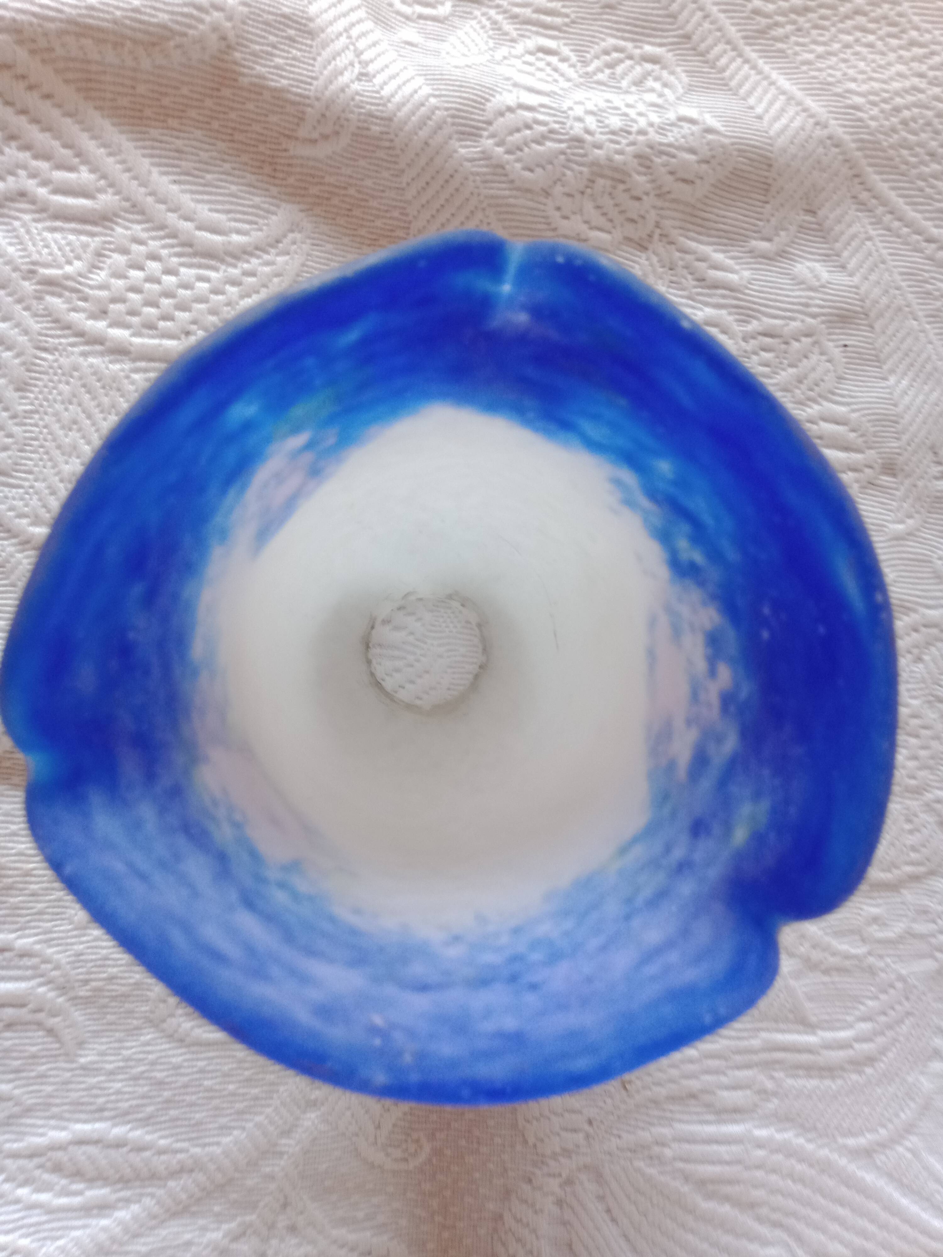 Signé degué - tulipe en verre marmoréen blanc et bleu roy