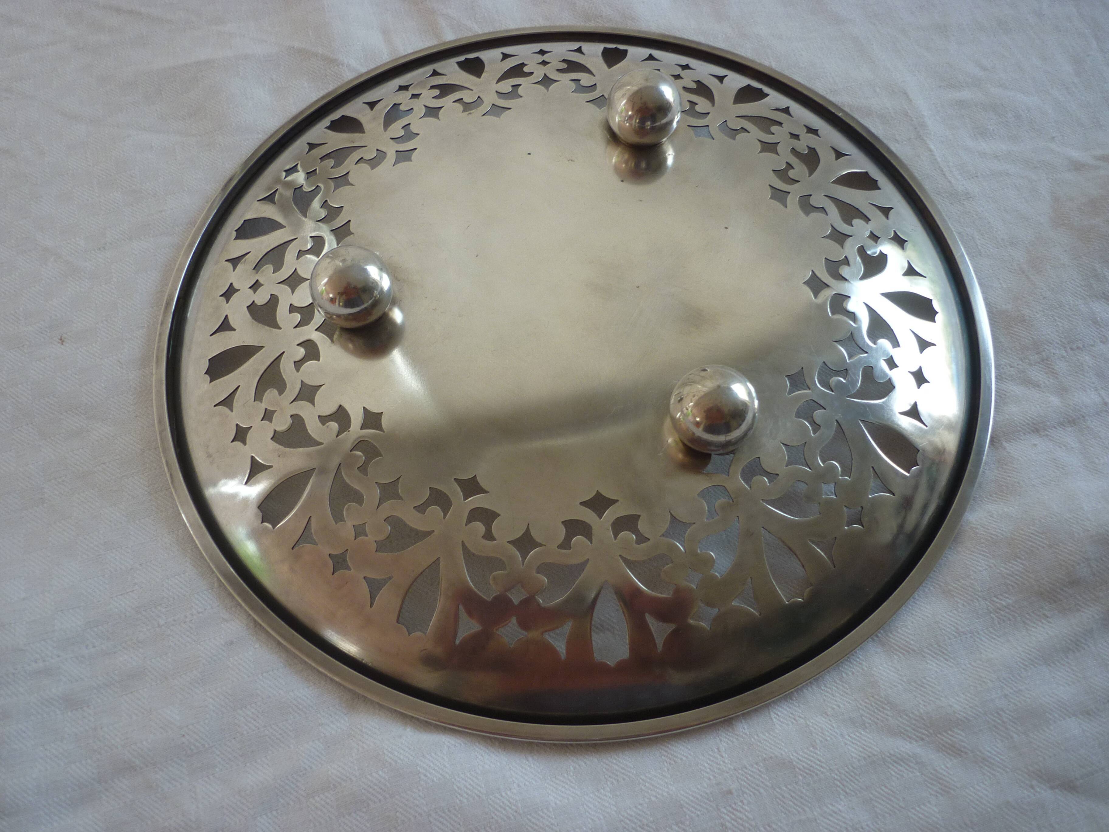 Openwork metal silver tripod top