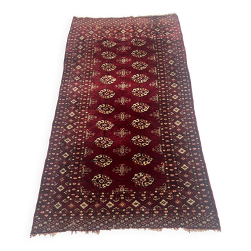 Tapis anciens en laine a décors sur fond rouge XX siècle