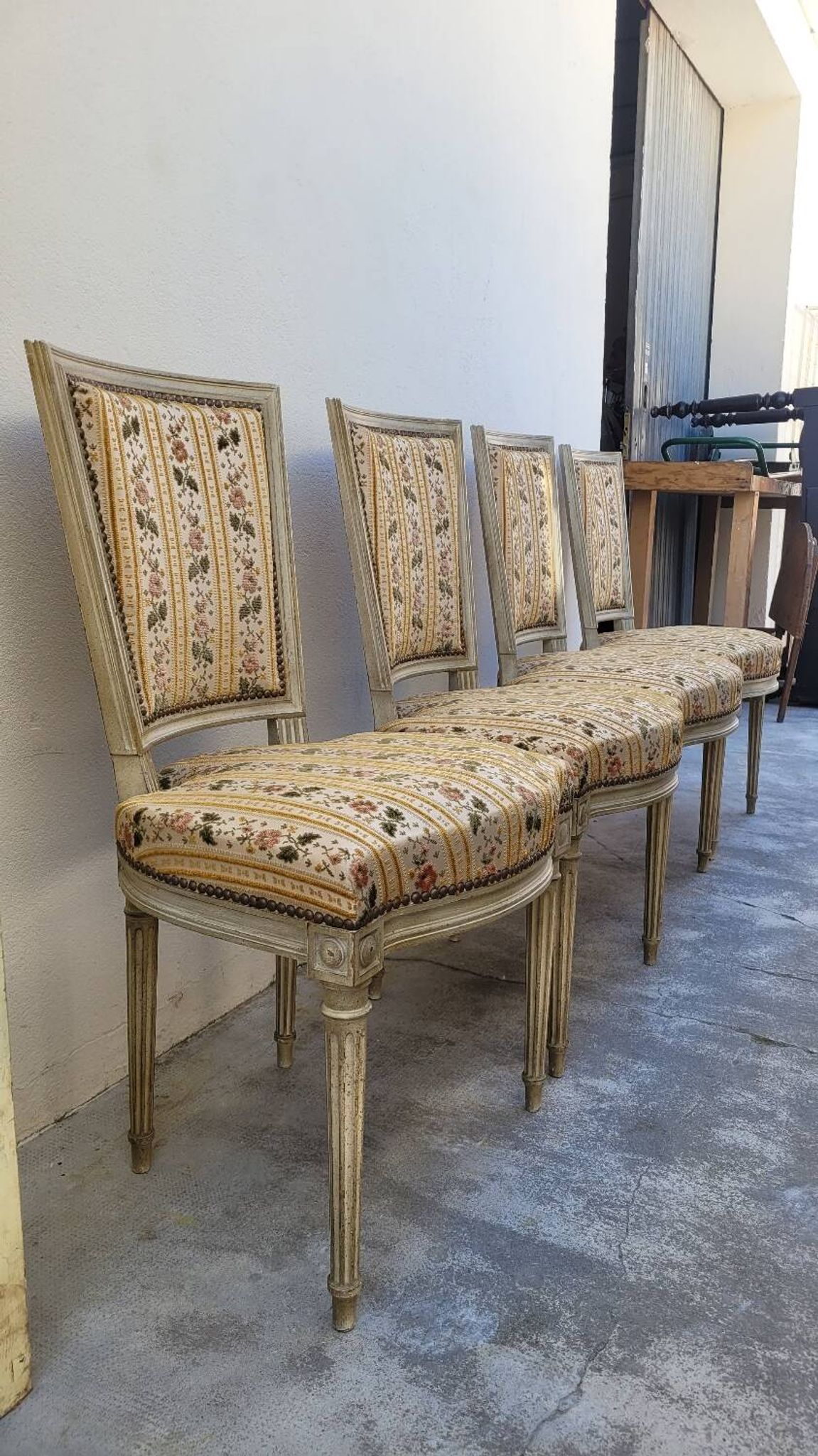 Série de 4 chaises de style Louis XVI ancienne