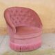 Fauteuil « crapaud » capitonné vintage vieux rose
