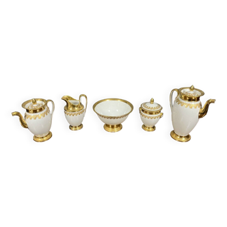 Série de 5 pièces de forme époque Empire en porcelaine de Paris vers 1800