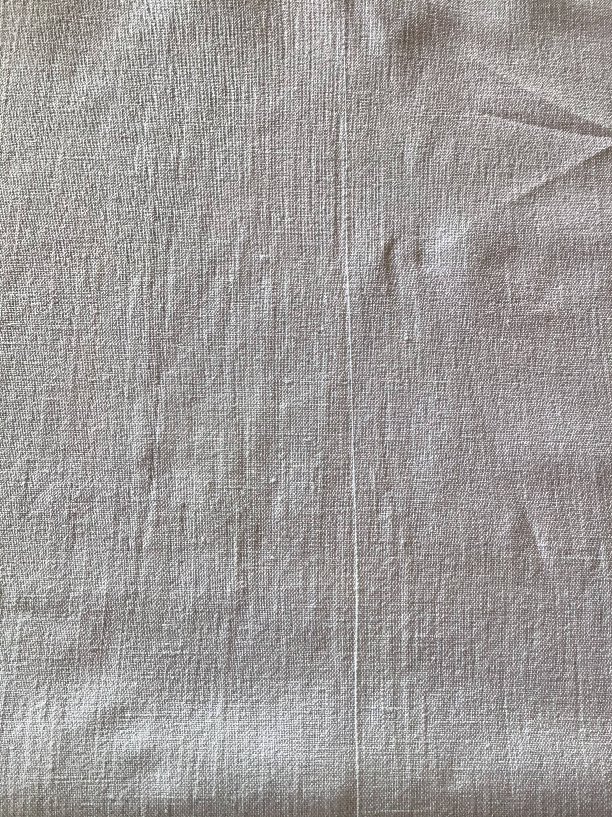 Nappe rect 165x230cm embroidered polka dots in the center.