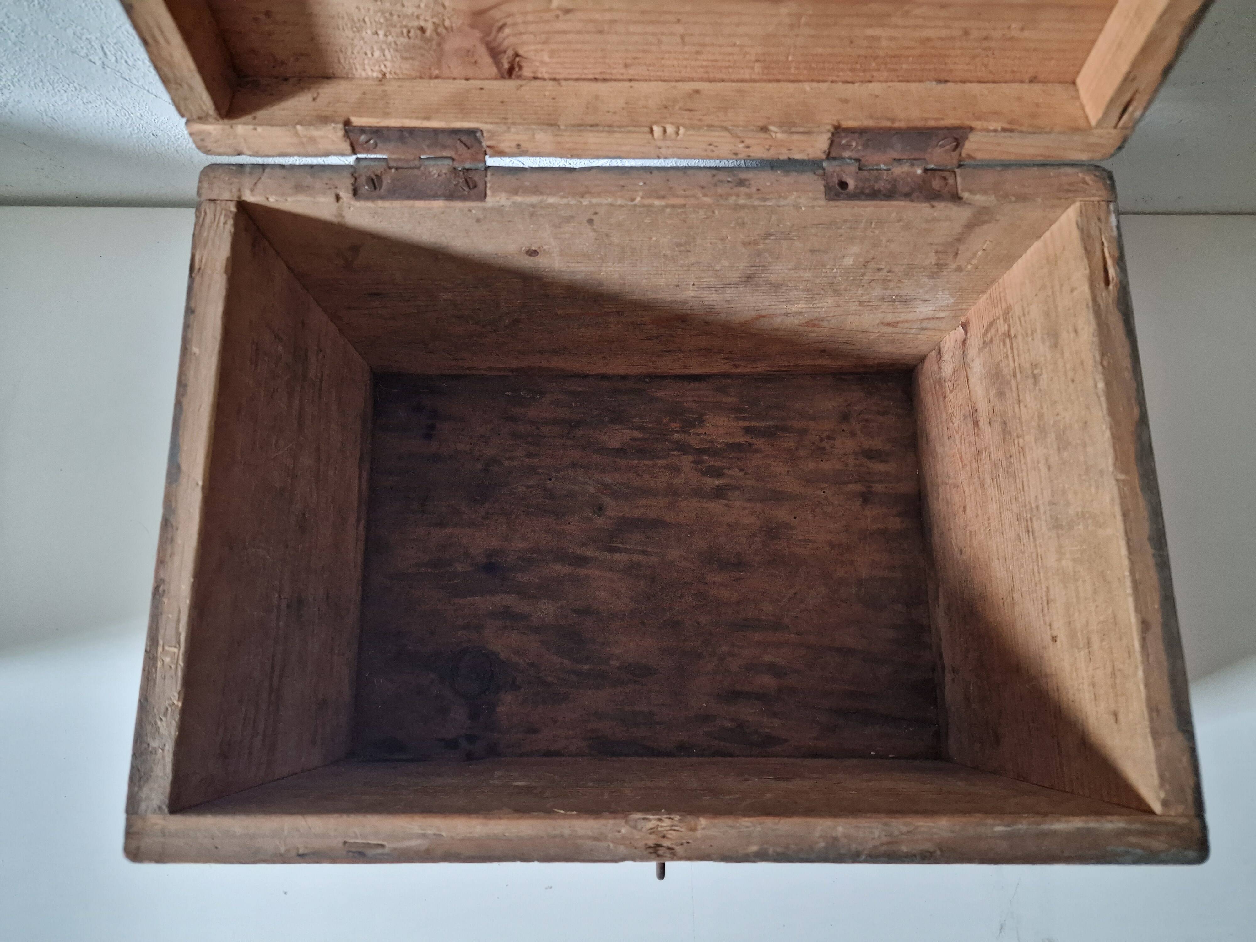Boite coffre en bois patinée grise