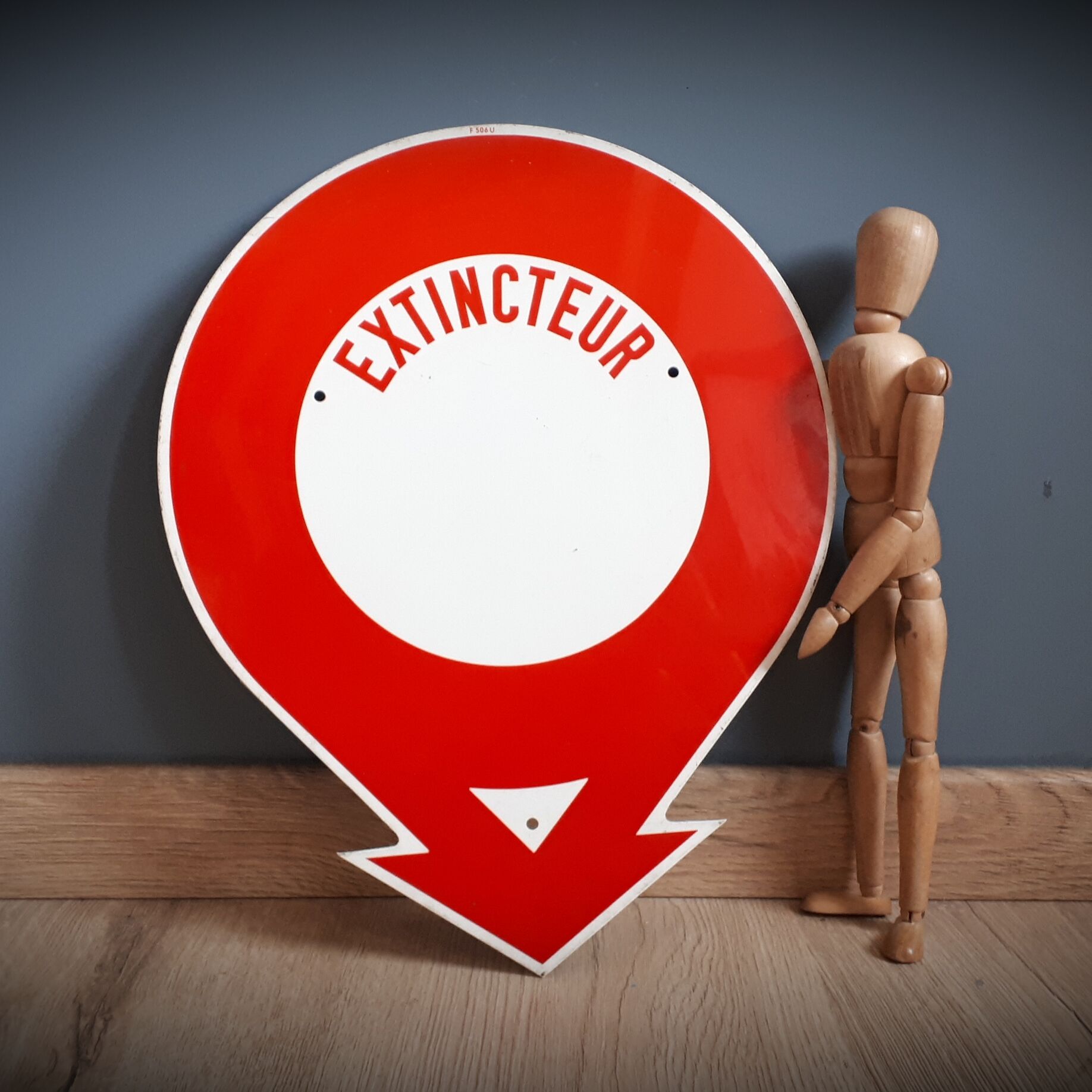 Fire extinguisher plate