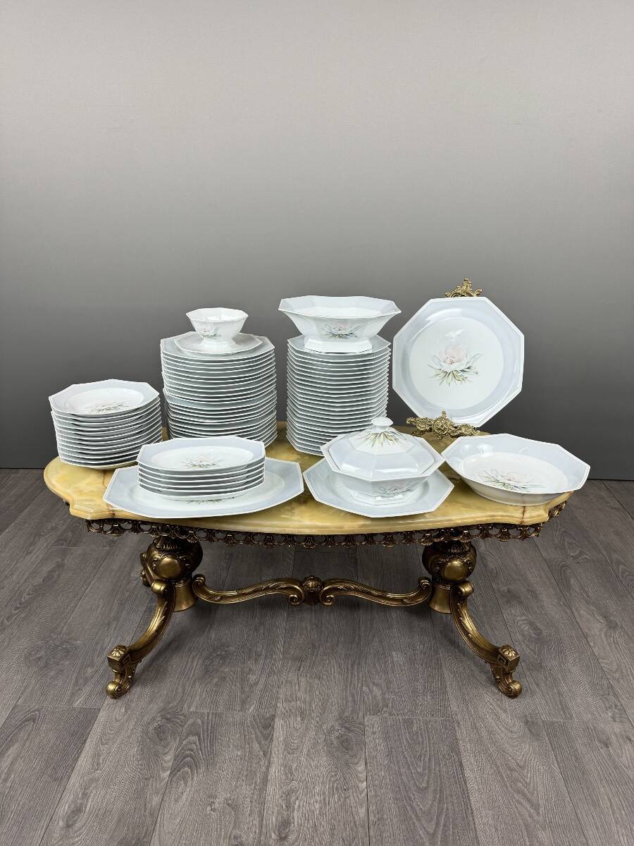 Important Limoges porcelain table service, 71 pieces, 20th century.