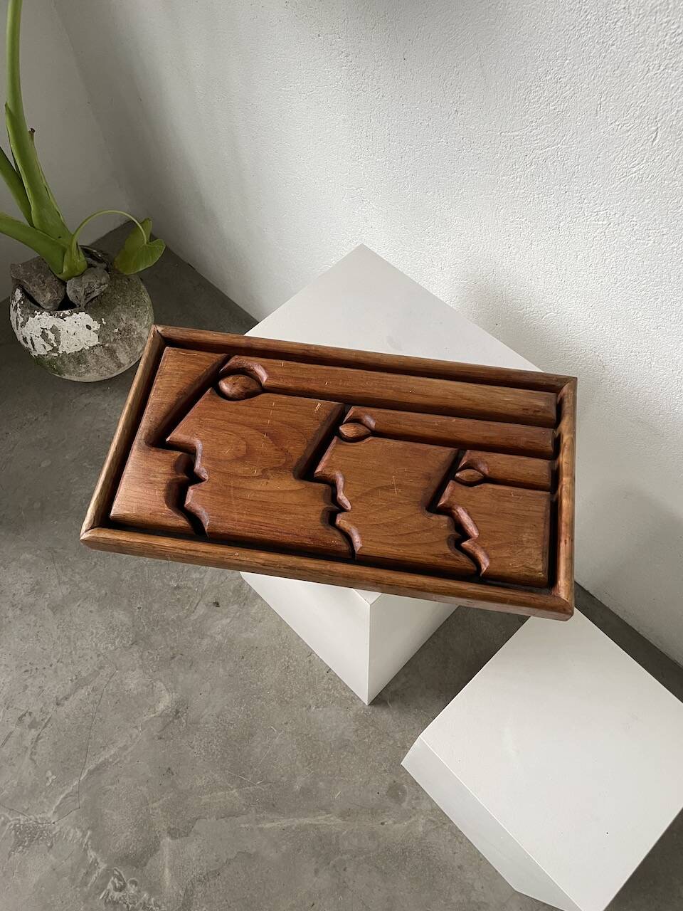 Bas relief cadre bois motifs visages