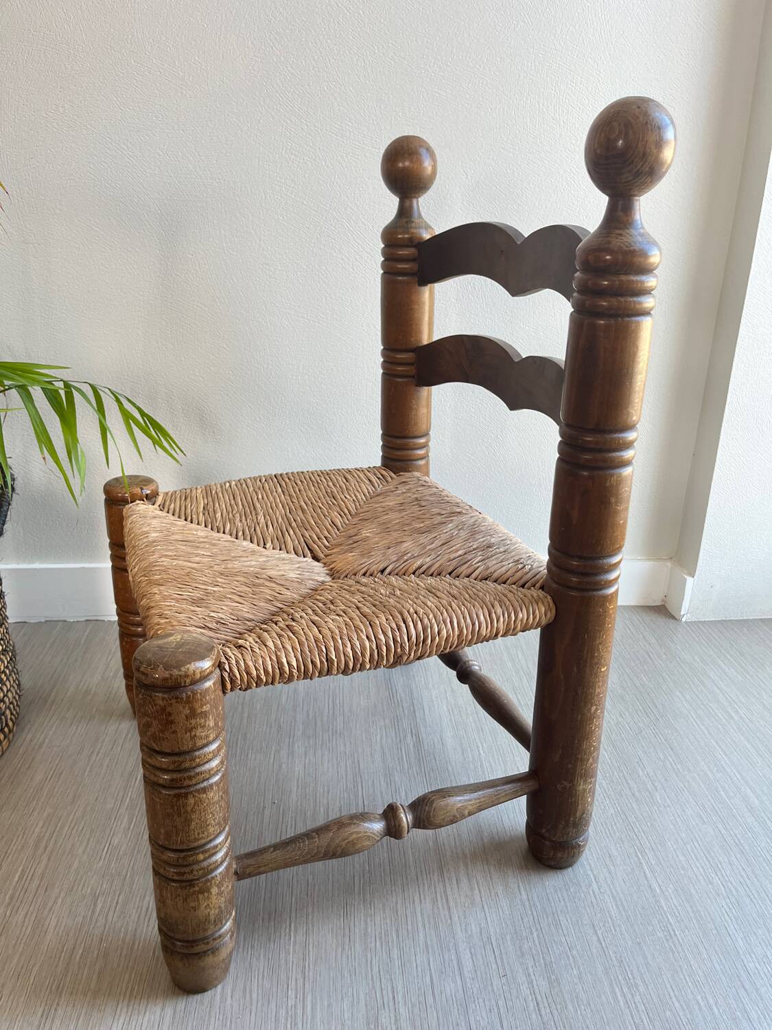 Chaise paille / bois dlg de Clarles Dudouyt