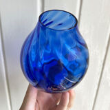 Vase en verre rond bleu cobalt avec nervures, verre semi-translucide soufflé à la main
