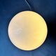 Lampe de table spirale minimaliste des années 80 avec abat-jour en verre laitier