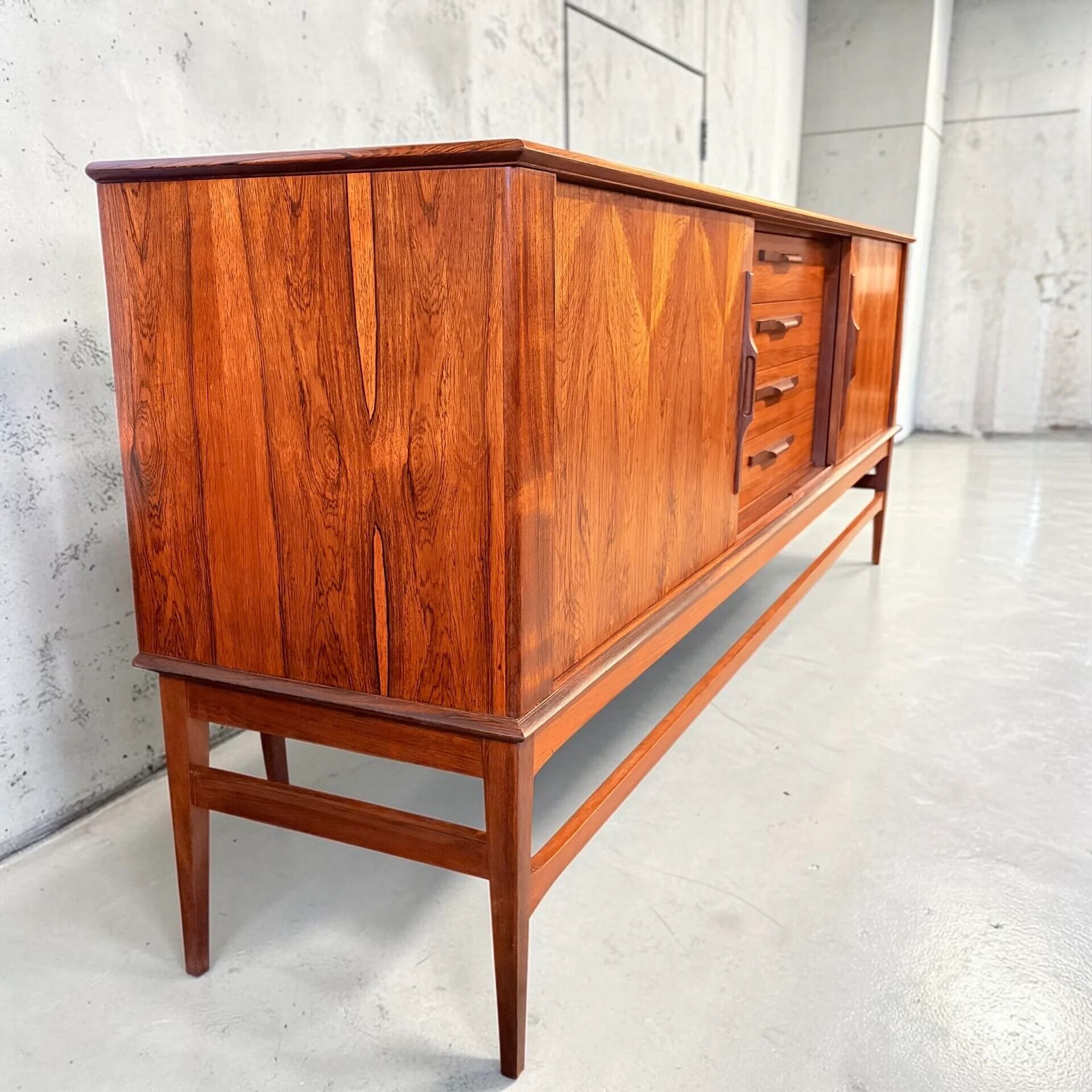 Enfilade en palissandre par Arnø, danois, années 1960.