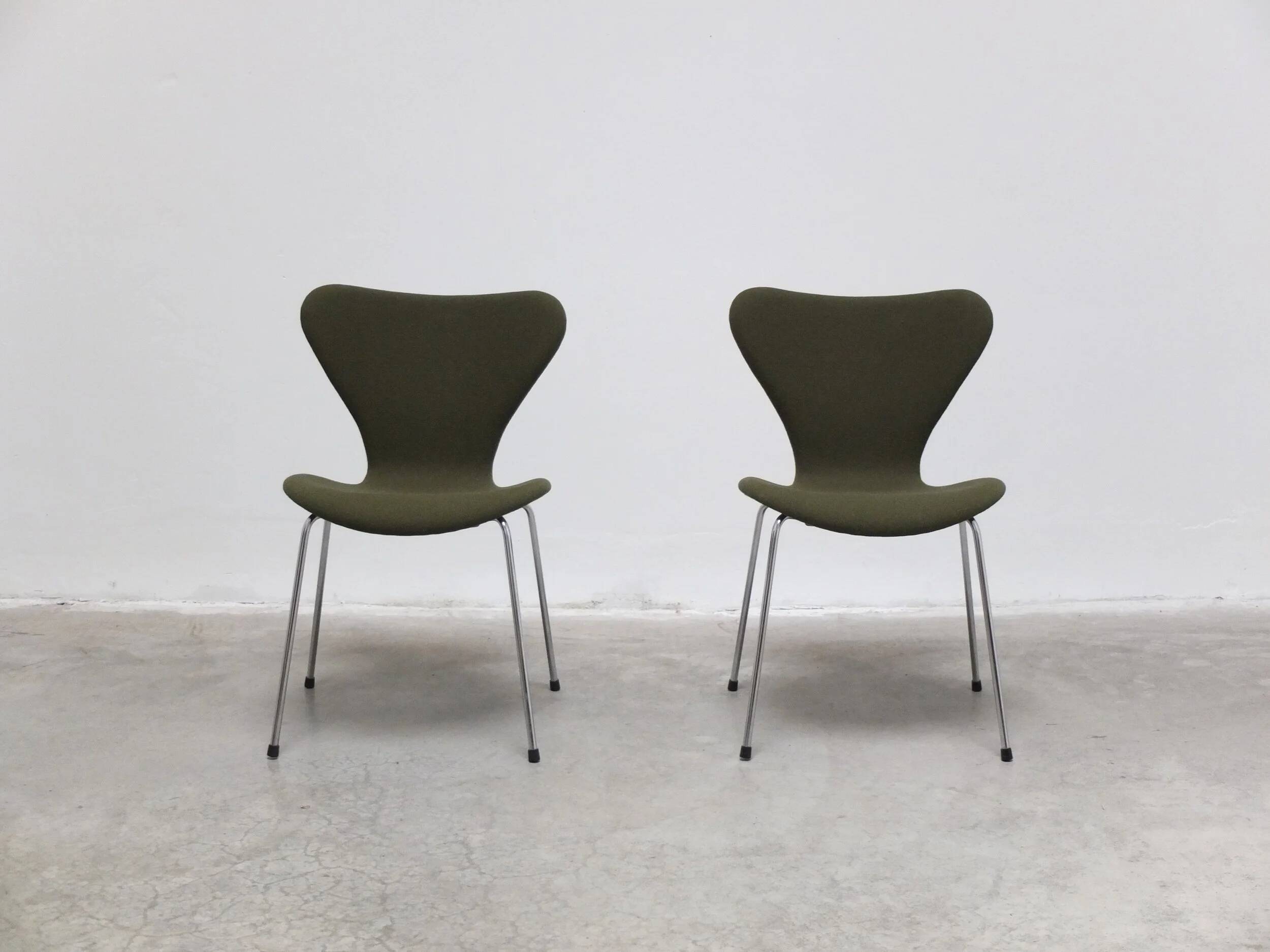Pair of 'Series 7' chairs in green fabric by Arne Jacobsen for Fritz Hansen, 1980