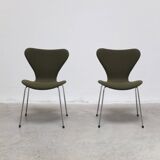 Pair of 'Series 7' chairs in green fabric by Arne Jacobsen for Fritz Hansen, 1980