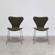 Pair of 'Series 7' chairs in green fabric by Arne Jacobsen for Fritz Hansen, 1980