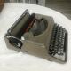 Machine à écrire olivetti et sa valise rotin