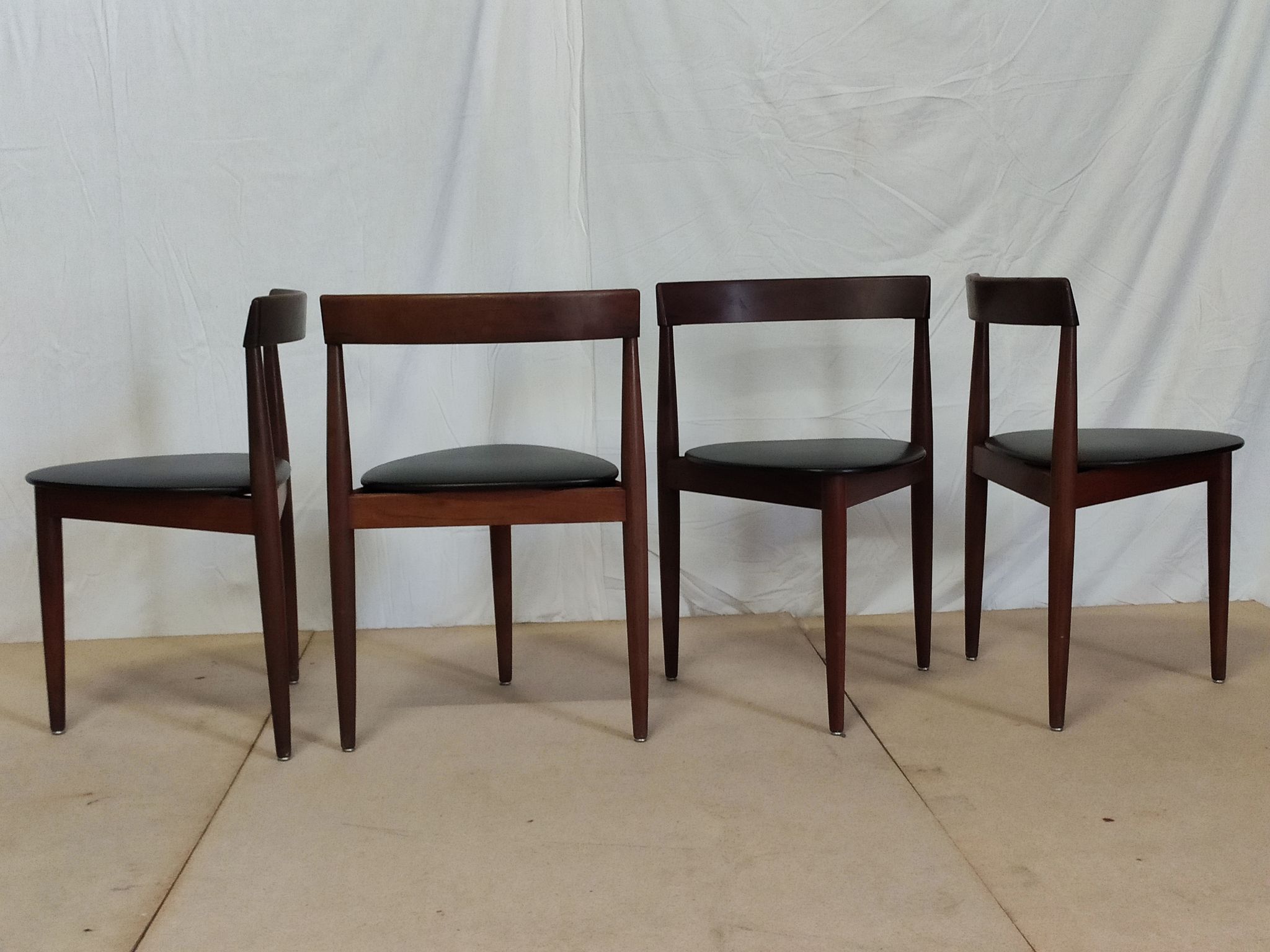 Table and 4 chairs by Hans Olsen for the Danish editions Frem R-jle